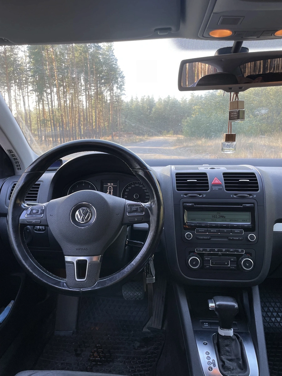 Volkswagen Jetta, 2010г., передний привод, робот
