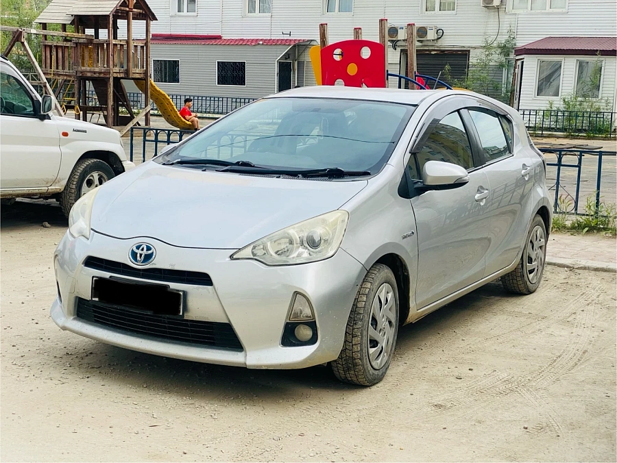 Toyota Aqua, 2013г., передний привод, вариатор