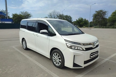 Toyota Voxy, 2017г, передний привод, вариатор