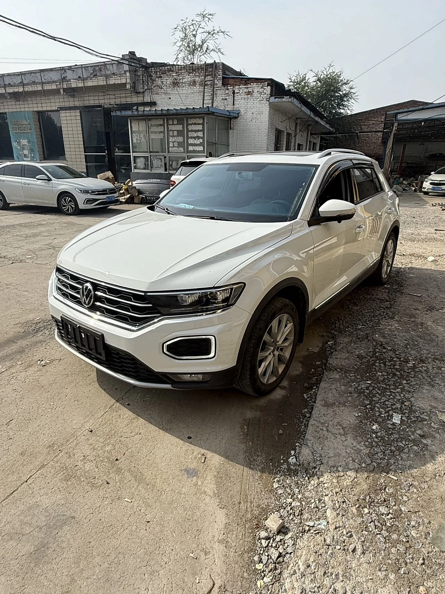 Volkswagen T-Roc, 2022г., передний привод, робот