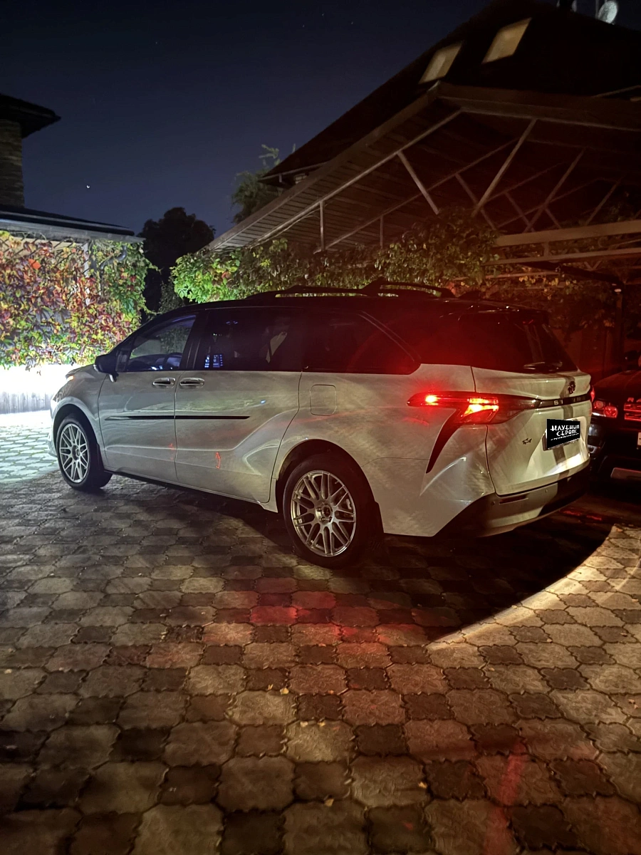 Toyota Sienna, 2023г., передний привод, автомат