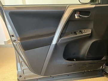 Toyota RAV4, 2015г, передний привод, автомат