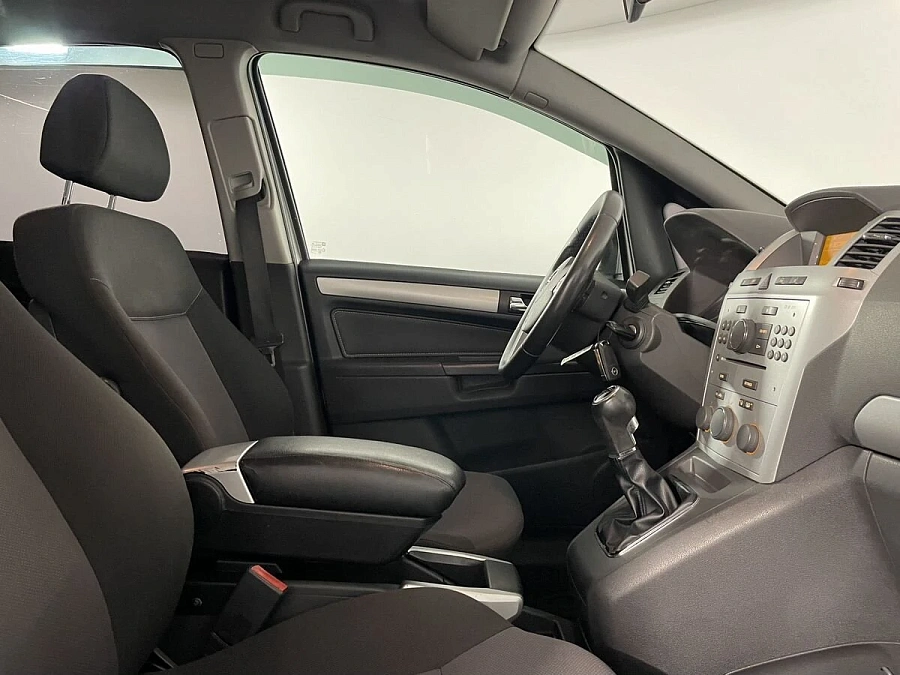 Opel Zafira, 2010г., передний привод, механика