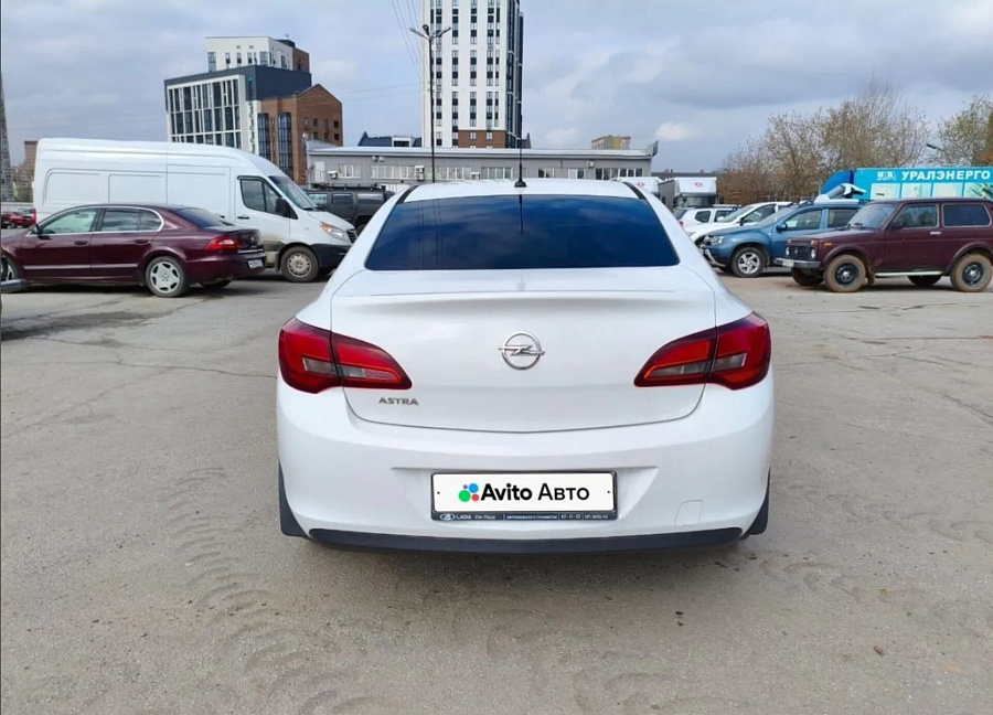 Opel Astra, 2013г., передний привод, механика