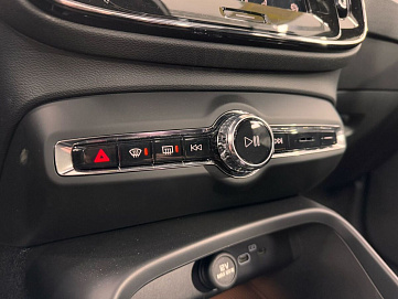 Volvo XC40, 2024г, передний привод, робот