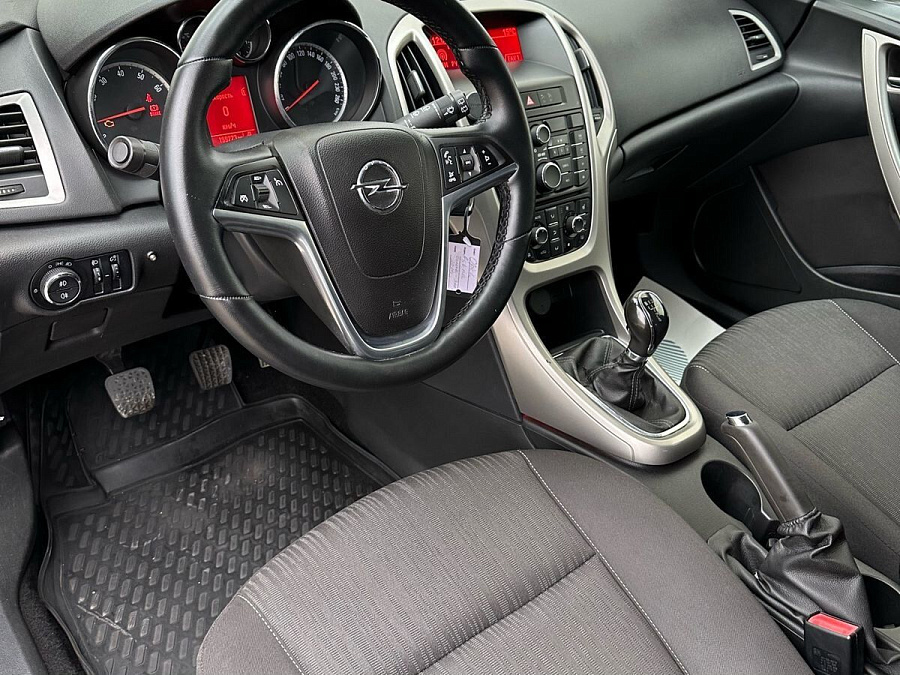 Opel Astra, 2011г., передний привод, механика