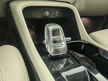 Volvo XC40, 2021г, полный привод, автомат