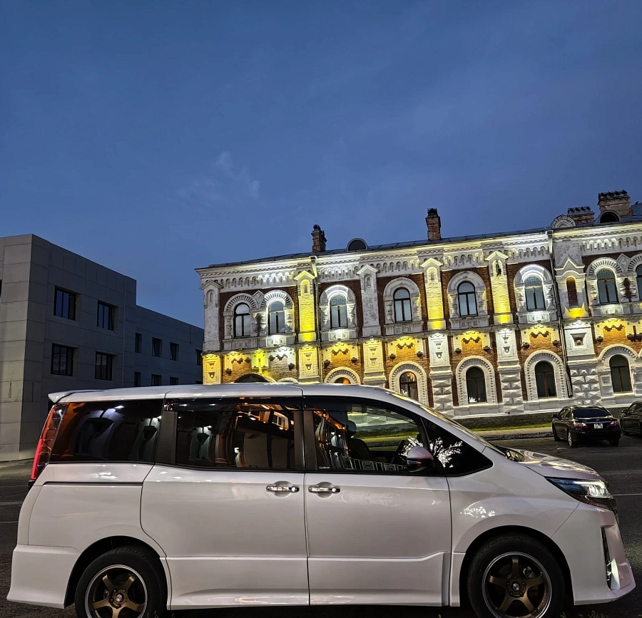 Toyota Noah, 2019г., передний привод, вариатор