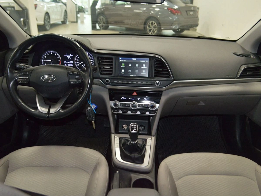 Hyundai Elantra, 2020г., передний привод, механика
