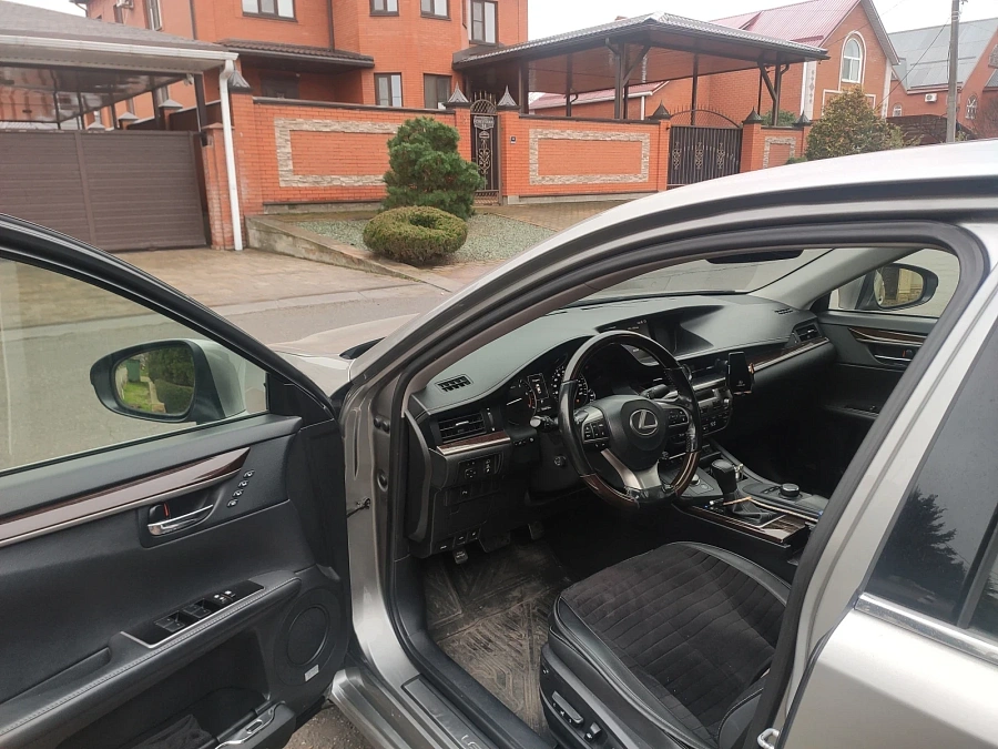 Lexus ES, 2015г., передний привод, автомат