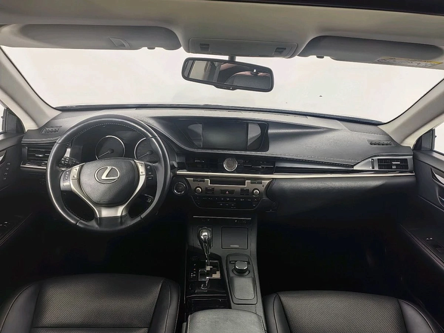 Lexus ES, 2015г., передний привод, автомат