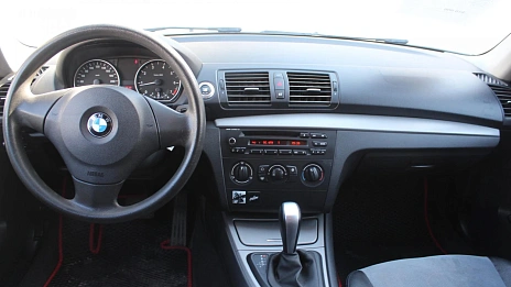 BMW 1 серии, 2008г., передний привод, автомат