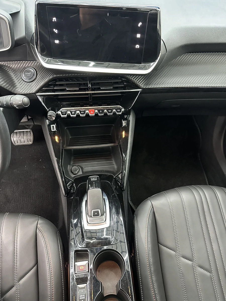 Peugeot 2008, 2021г., передний привод, робот