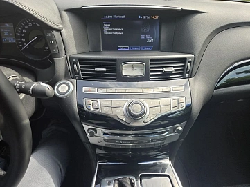 Infiniti Q70, 2016г, полный привод, автомат