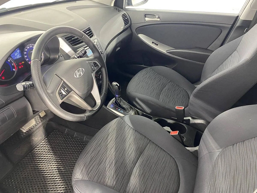 Hyundai Solaris, 2015г., передний привод, автомат