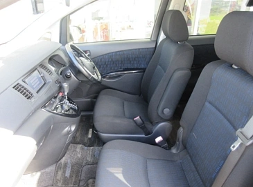 Toyota ISis, 2012г, передний привод, вариатор