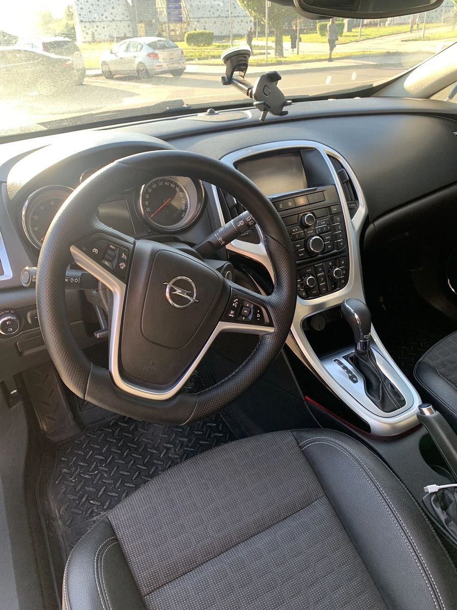 Opel Astra, 2014г., передний привод, автомат