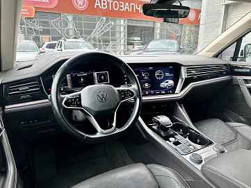 Volkswagen Touareg, 2020г, передний привод, автомат