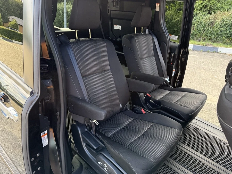 Toyota Voxy, 2019г., передний привод, вариатор