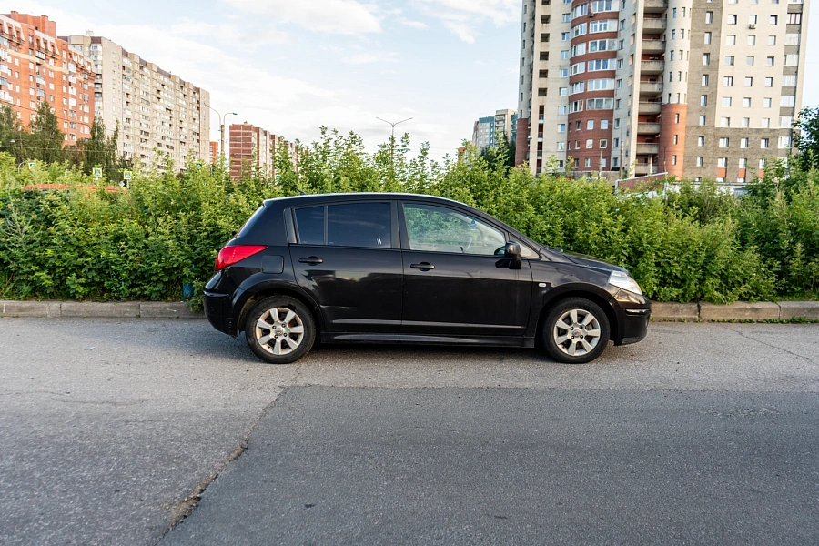 Nissan Tiida, 2011г., передний привод, автомат