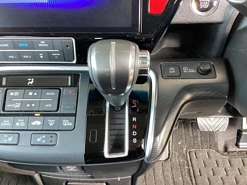 Honda Stepwgn, 2018г, полный привод, вариатор