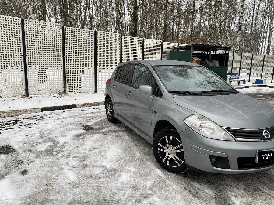 Nissan Tiida, 2011г., передний привод, автомат
