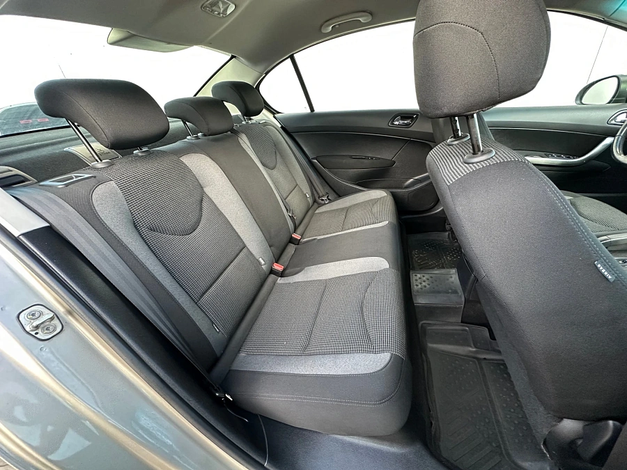 Peugeot 408, 2013г., передний привод, механика