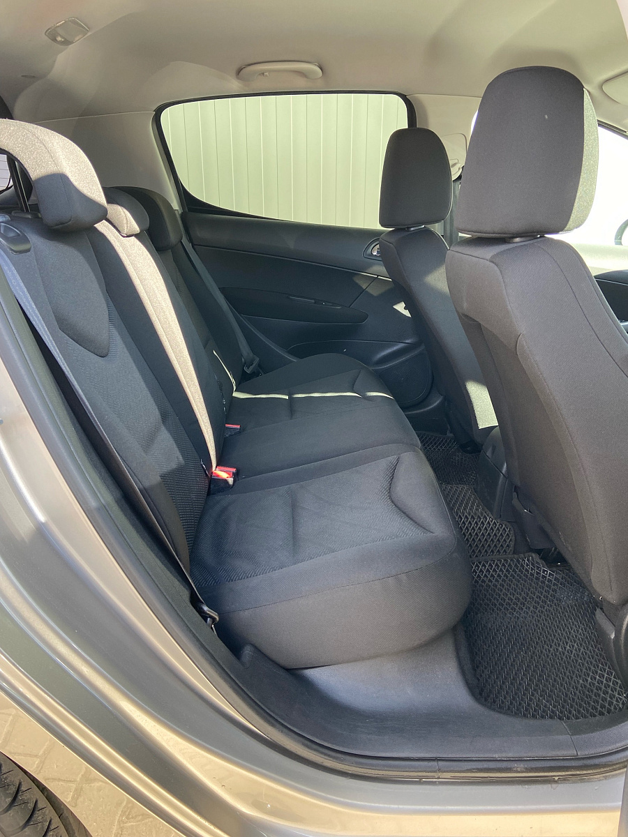 Peugeot 308, 2011г., передний привод, механика