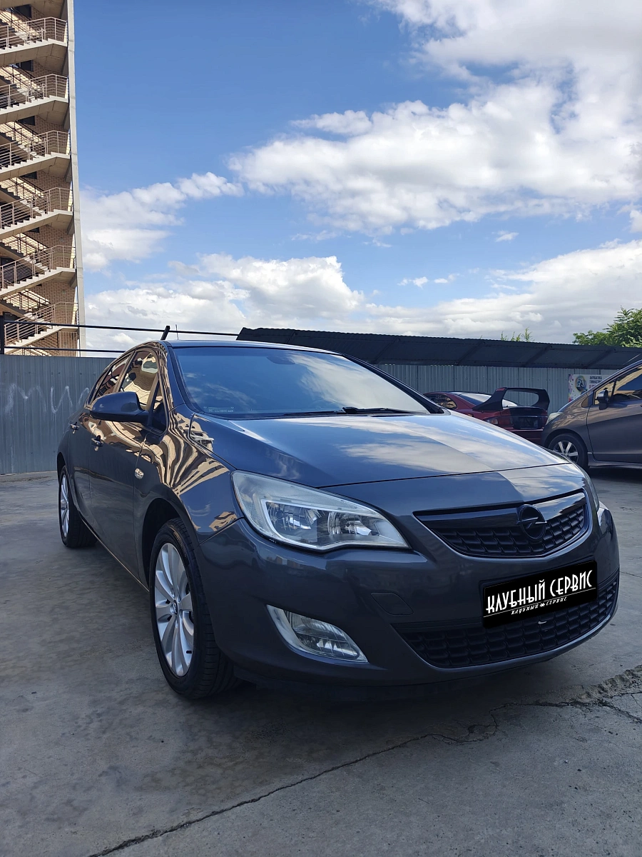 Opel Astra, 2011г., передний привод, автомат