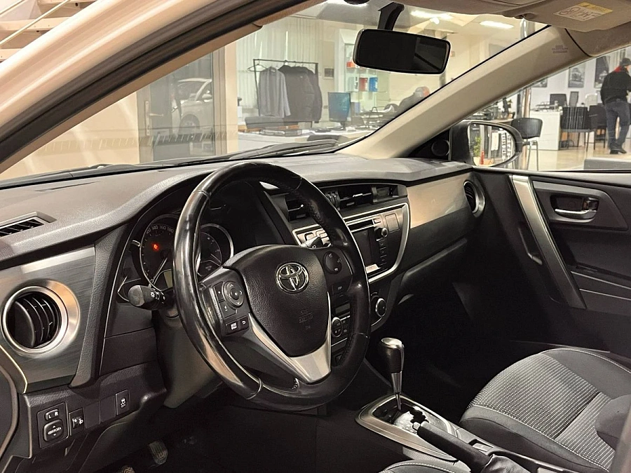 Toyota Auris, 2013г., передний привод, вариатор
