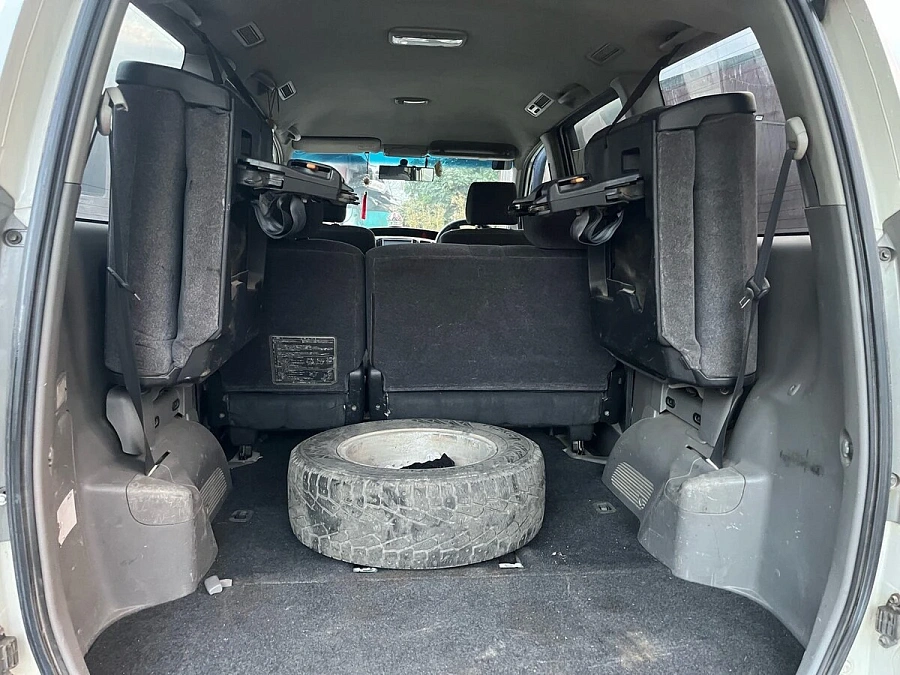 Toyota Voxy, 2004г., передний привод, автомат