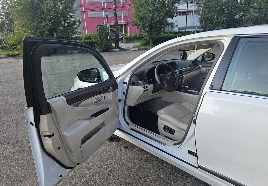 Lexus LS, 2014г., полный привод, автомат