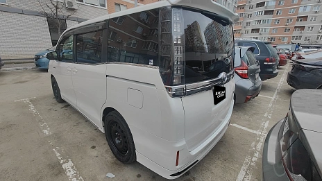 Toyota Voxy, 2014г, передний привод, вариатор