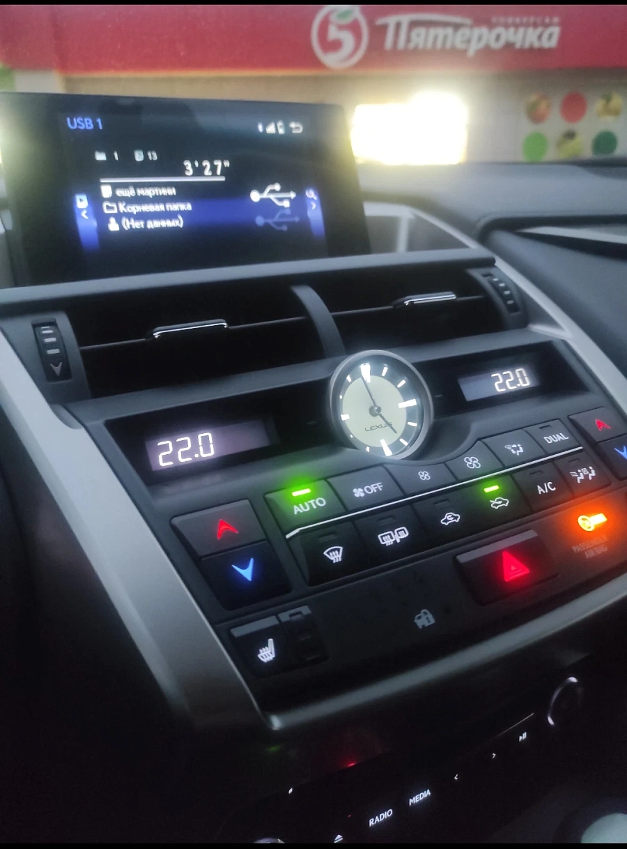 Lexus NX, 2015г., полный привод, автомат