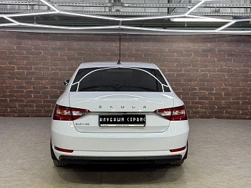 Skoda Superb, 2022г, передний привод, робот
