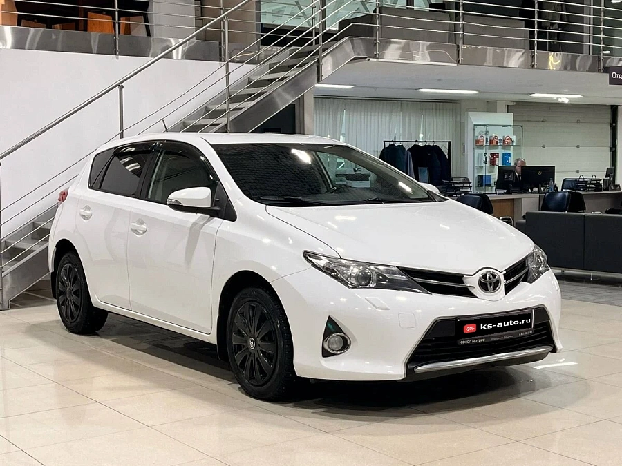Toyota Auris, 2013г., передний привод, вариатор