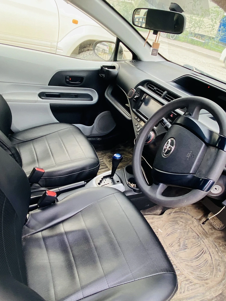 Toyota Aqua, 2013г., передний привод, вариатор