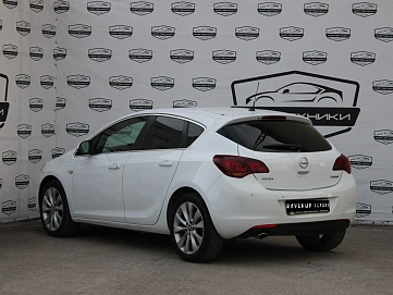 Opel Astra, 2011г, передний привод, автомат