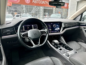 Volkswagen Touareg, 2020г, передний привод, автомат