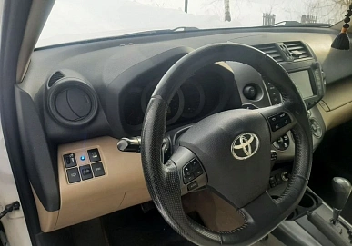 Toyota RAV4, 2010г, полный привод, вариатор
