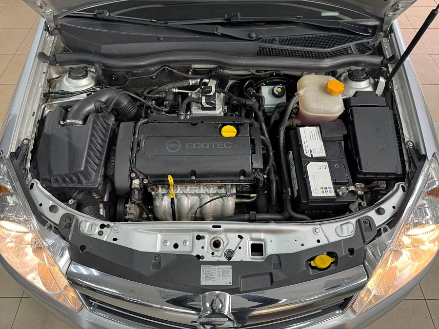 Opel Astra, 2011г., передний привод, механика