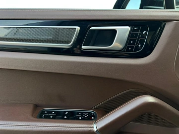 Porsche Cayenne, 2018г, передний привод, автомат