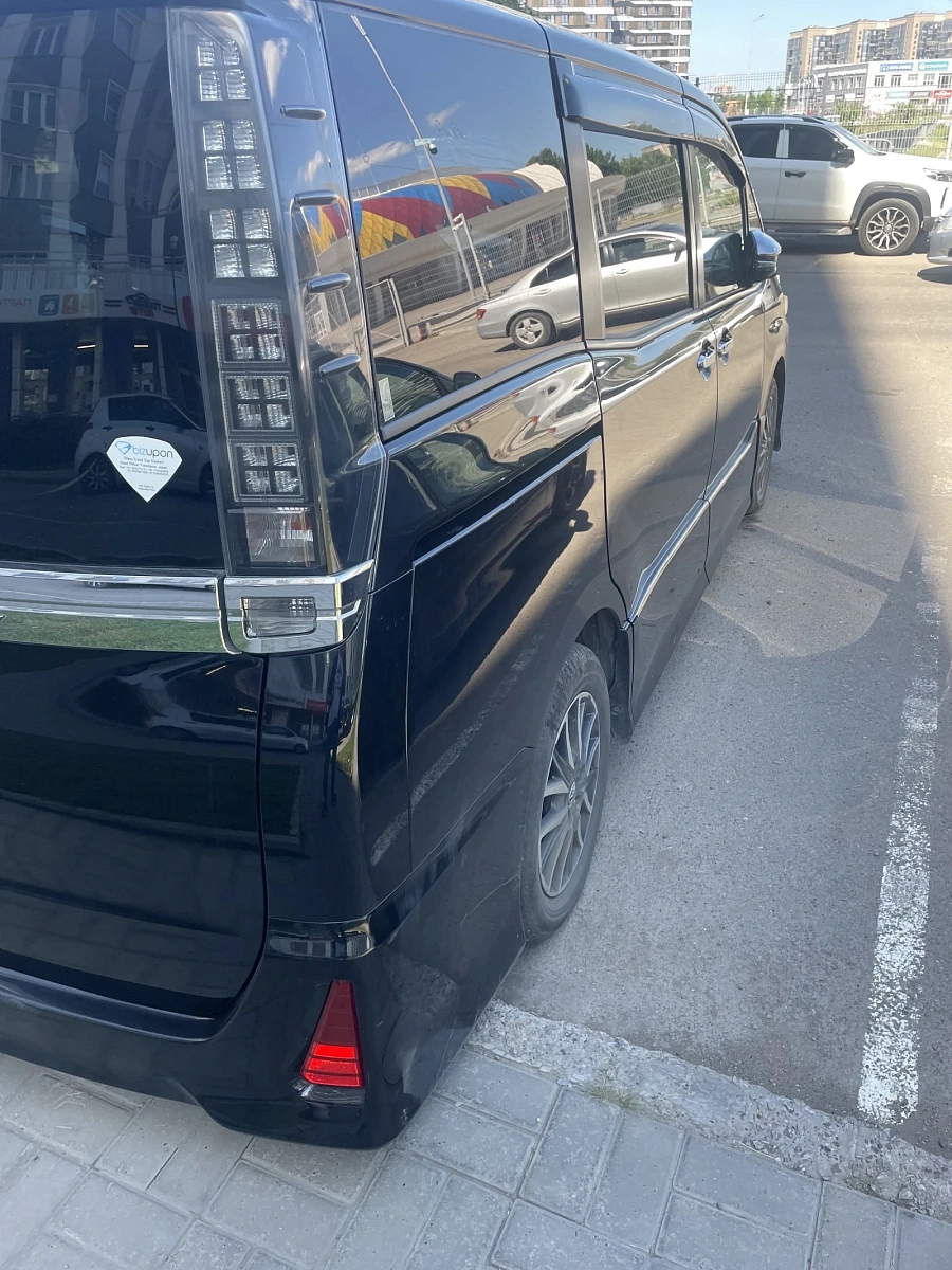 Toyota Voxy, 2015г., передний привод, вариатор