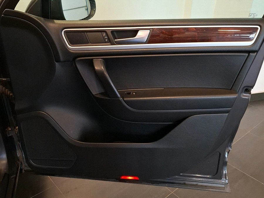 Volkswagen Touareg, 2010г., передний привод, автомат
