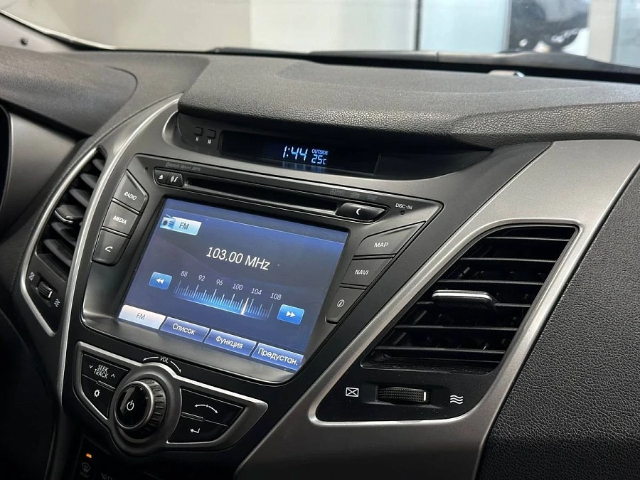Hyundai Elantra, 2015г., передний привод, автомат