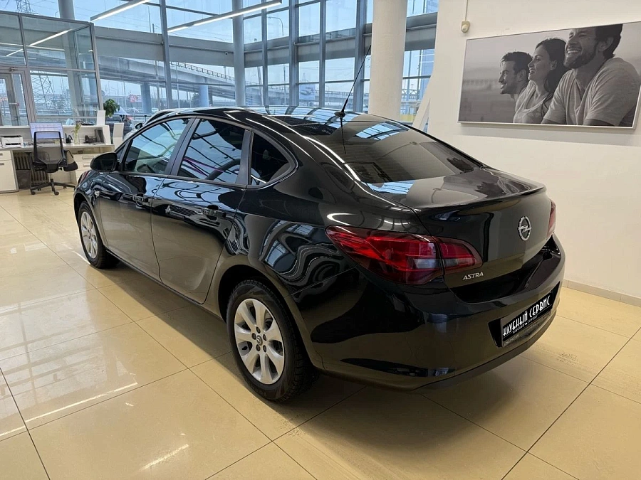 Opel Astra, 2014г., передний привод, механика