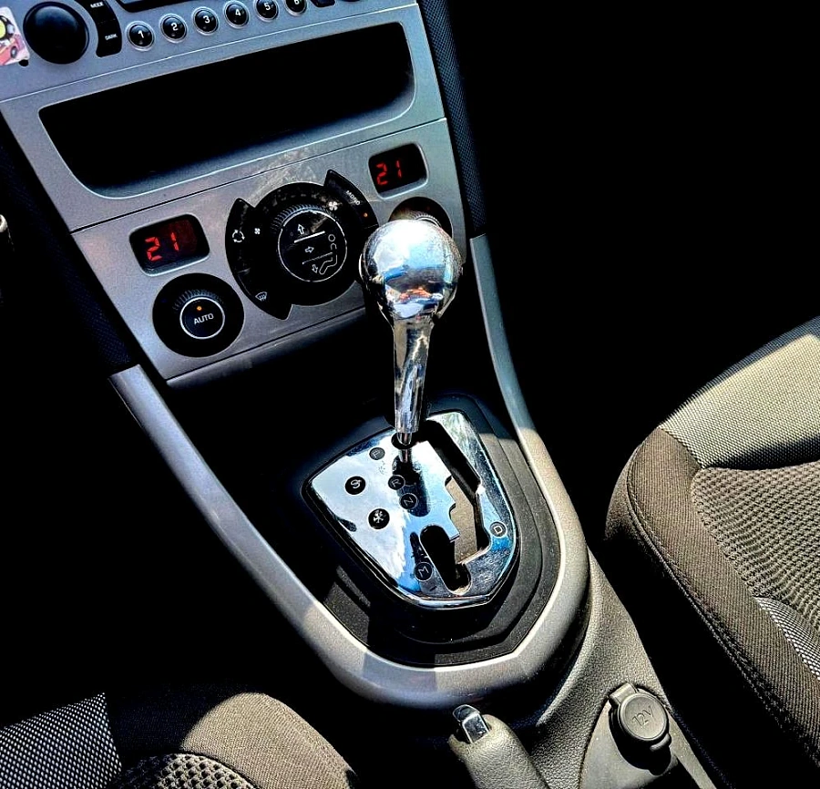 Peugeot 308, 2010г., передний привод, автомат