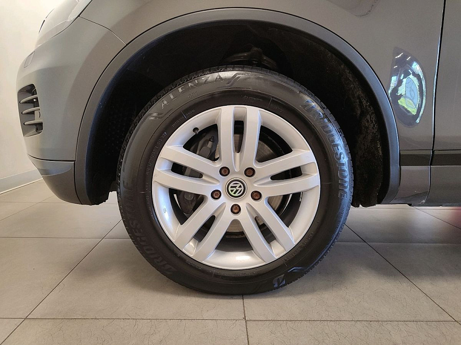 Volkswagen Touareg, 2010г., передний привод, автомат