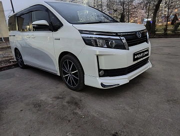 Toyota Voxy, 2014г, передний привод, вариатор