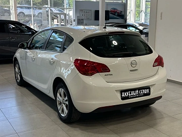 Opel Astra, 2012г, передний привод, механика